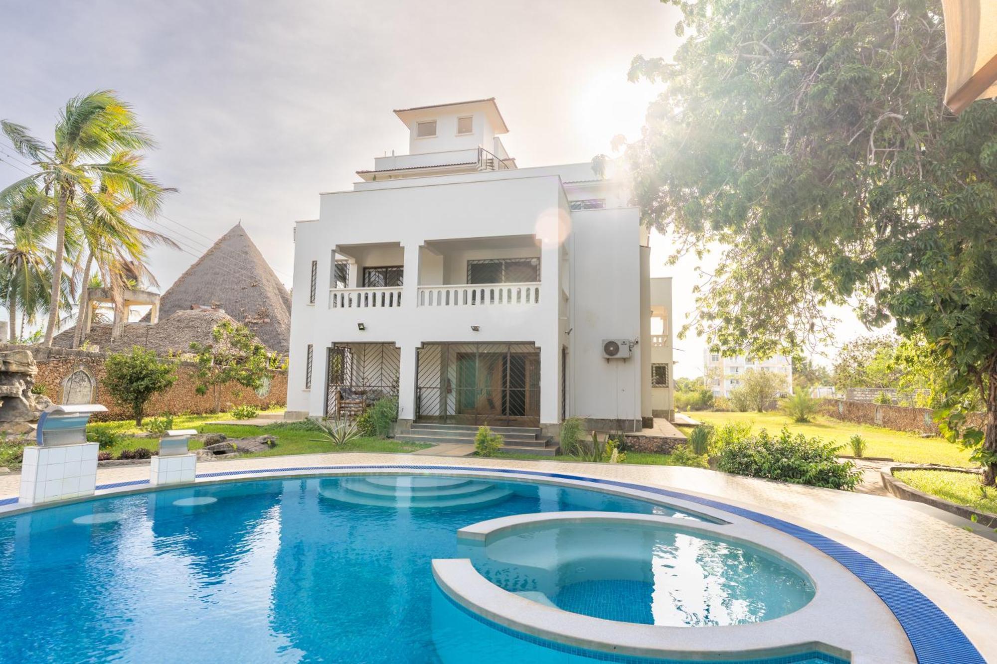 Queens Chateau Boutique Villa Diani Beach Exterior foto